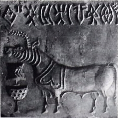 Sigillo della valle dell'Indo che rappresenta un toro, con una linea di testo ìndecifrata; proviene da Mohenjo-daro, nell'attuale Pakistan (circa 2500-2000 a.C.) Museo Nazionale, Janpath, New Delhi