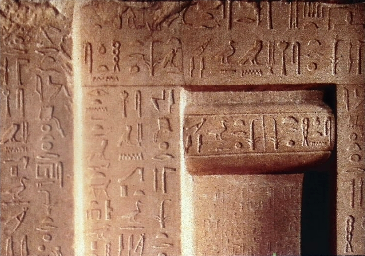 Stele funeraria in calcare a 'falsa porta'. Provenienre dalla necropoli di Saqqara (Egitto) era destinata ad essere incastrata nella parete della cappella funeraria delle tombe private del Regno Antico. Aveva lo scopo di assicurare il tramite tra questo mondo e l'aldilà. È databile alla V dinastia o alla VI dinastia (circa metà del III millennio a.C.) e rappresenta un dignitario di nome Simeri. Le iscrizioni conservano nomi, titoli, genealogia delle varie persone e formule ﬁunerarie. Museo Civico Archeologico, ks 1901, Bologna