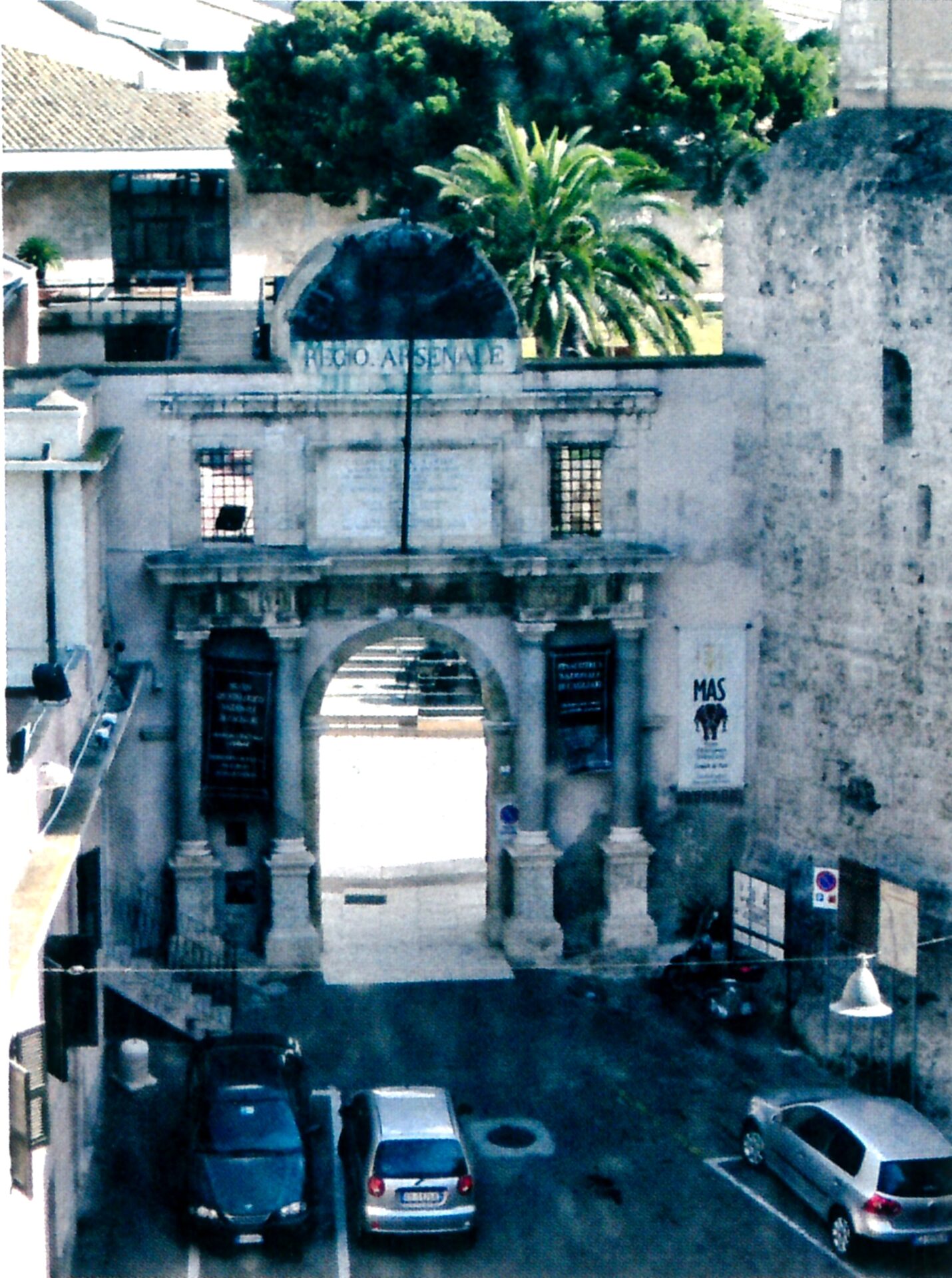 Fig. 1 Cagliari, ingresso alla Cittadella dei Musei - ex Arsenale - con le colonne che lo Spano riteneva provenissero da Pirri (foto D.Salvi).