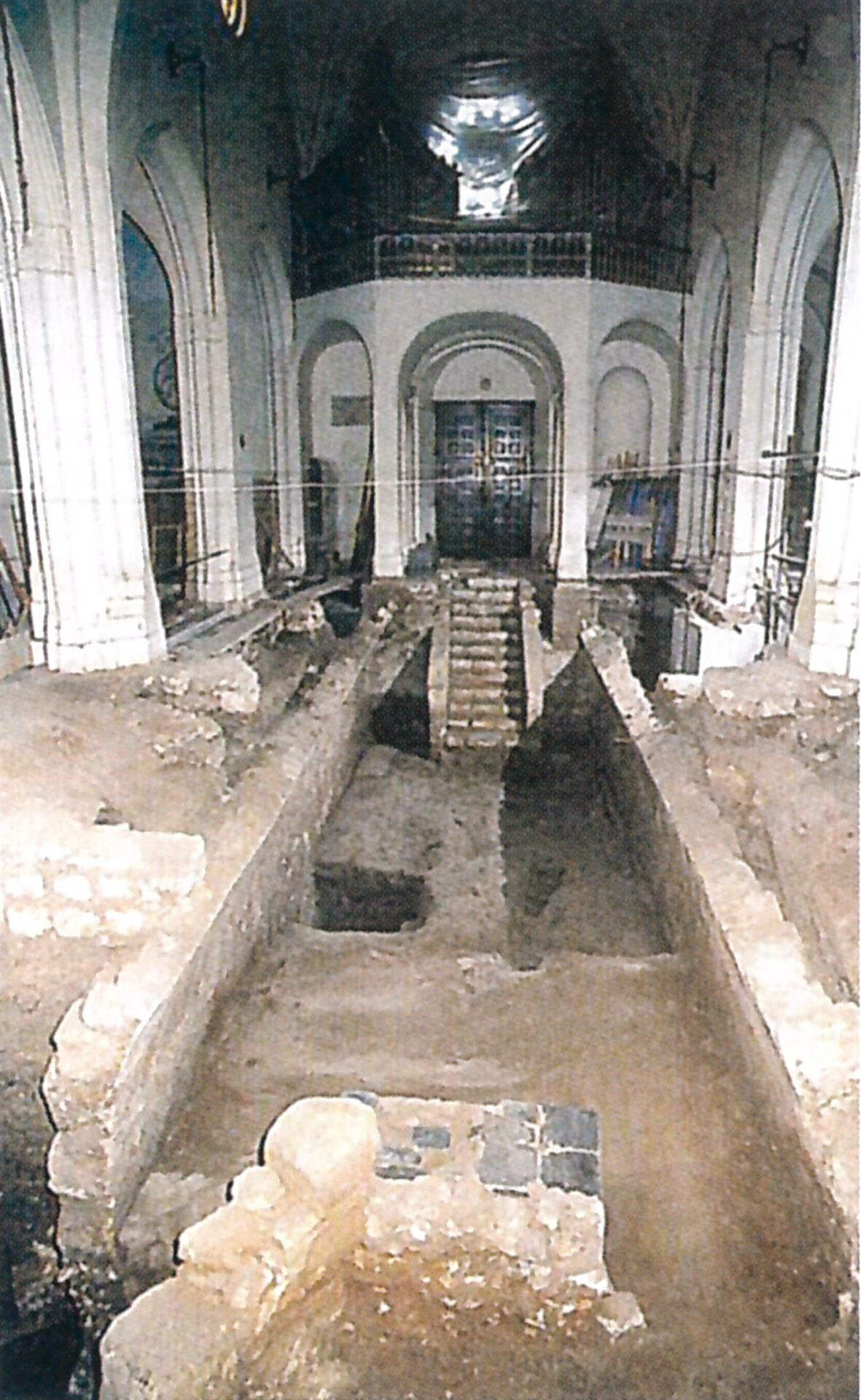 Fig.12, Cagliari, parrocchiale di Sant'Eulalia, navata centrale, cripta (tratta da F. Pinna in Cagliari, le radici di Marina, 2002, p. 49).