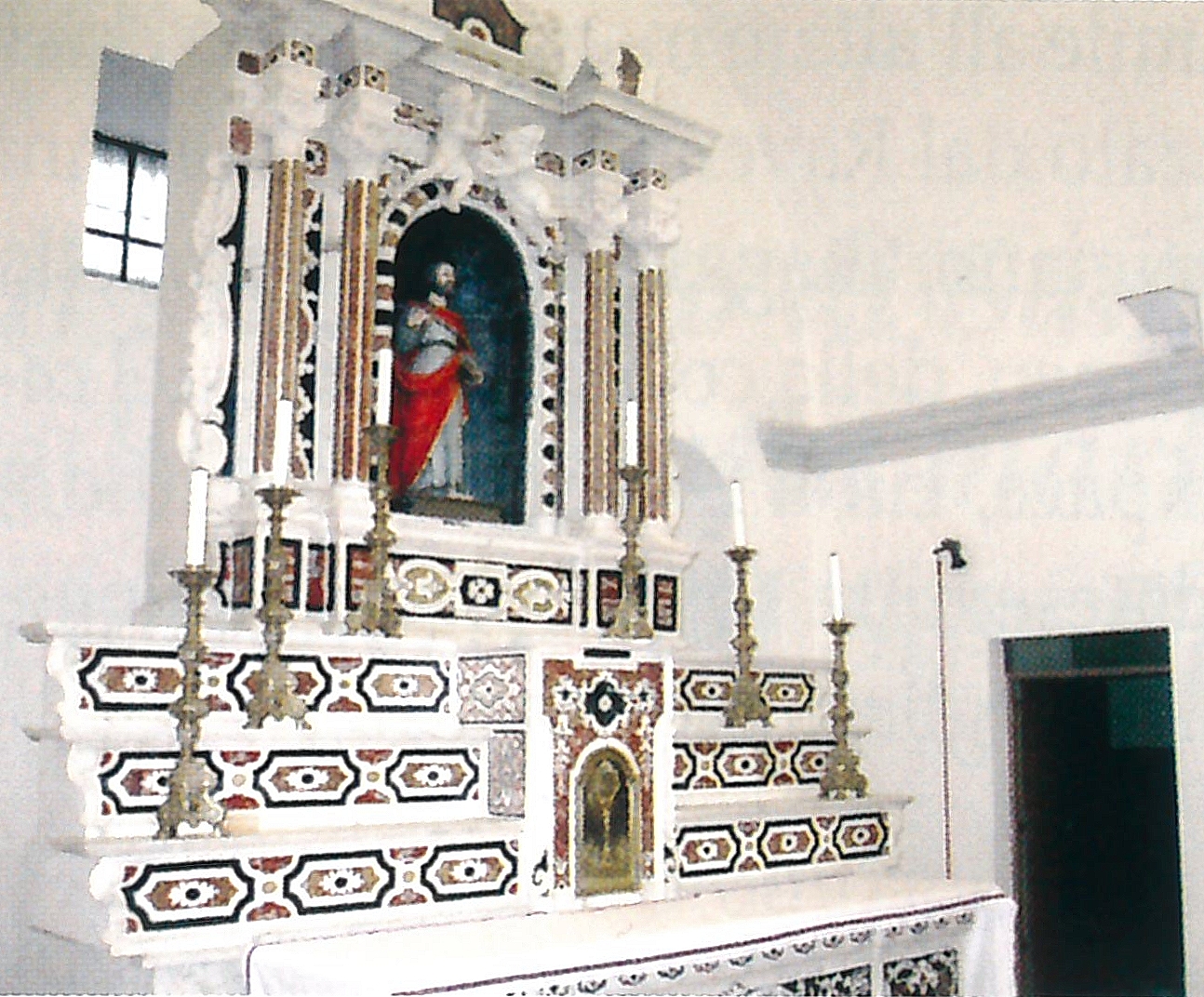 Fig. 15, Pirri, parrocchiale di San Pietro Apostolo, presbiterio, particolari dell'altare maggiore.