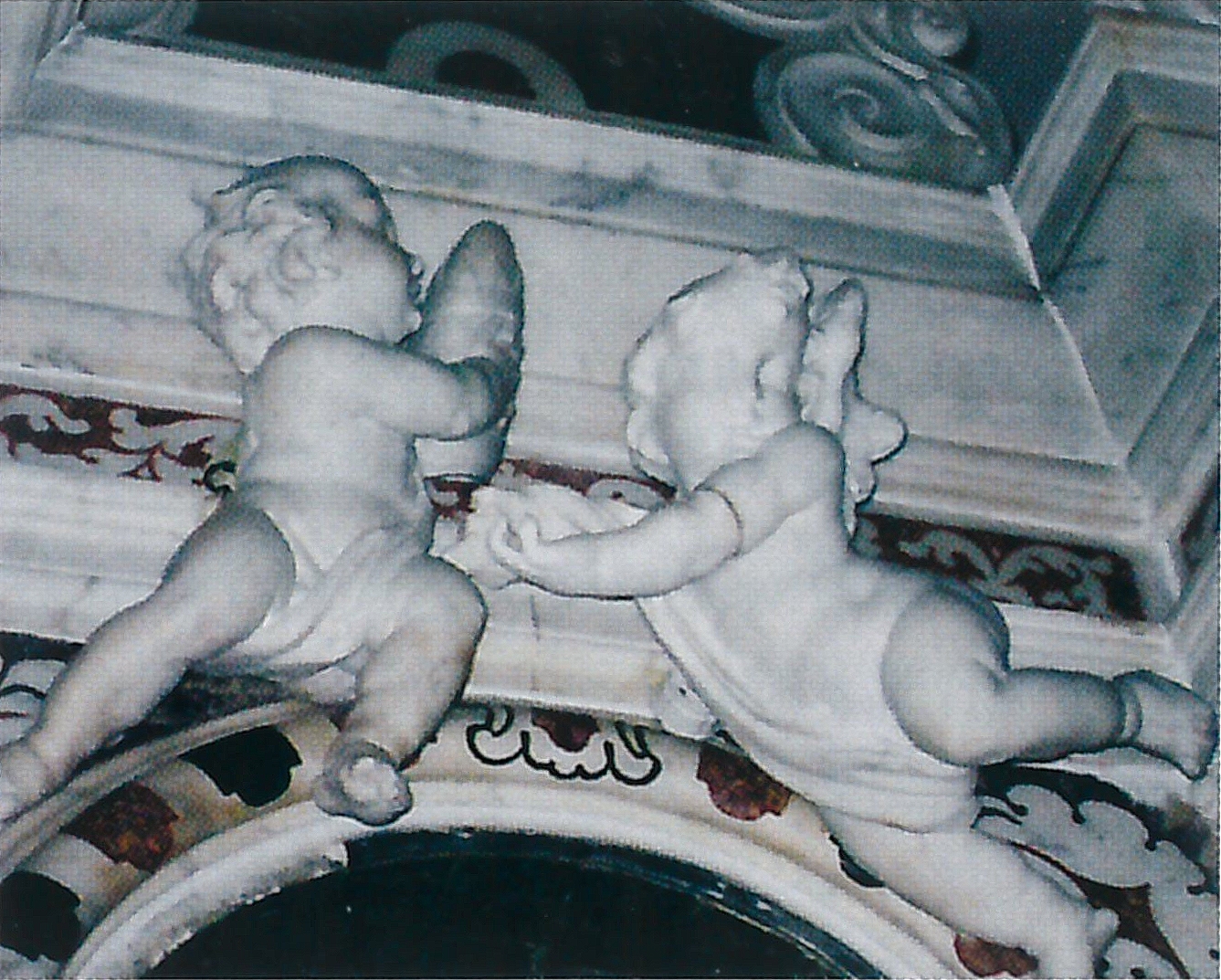 Fig. 16, Pirri, parrocchiale di San Pietro Apostolo, presbiterio, particolari dell'altare maggiore.