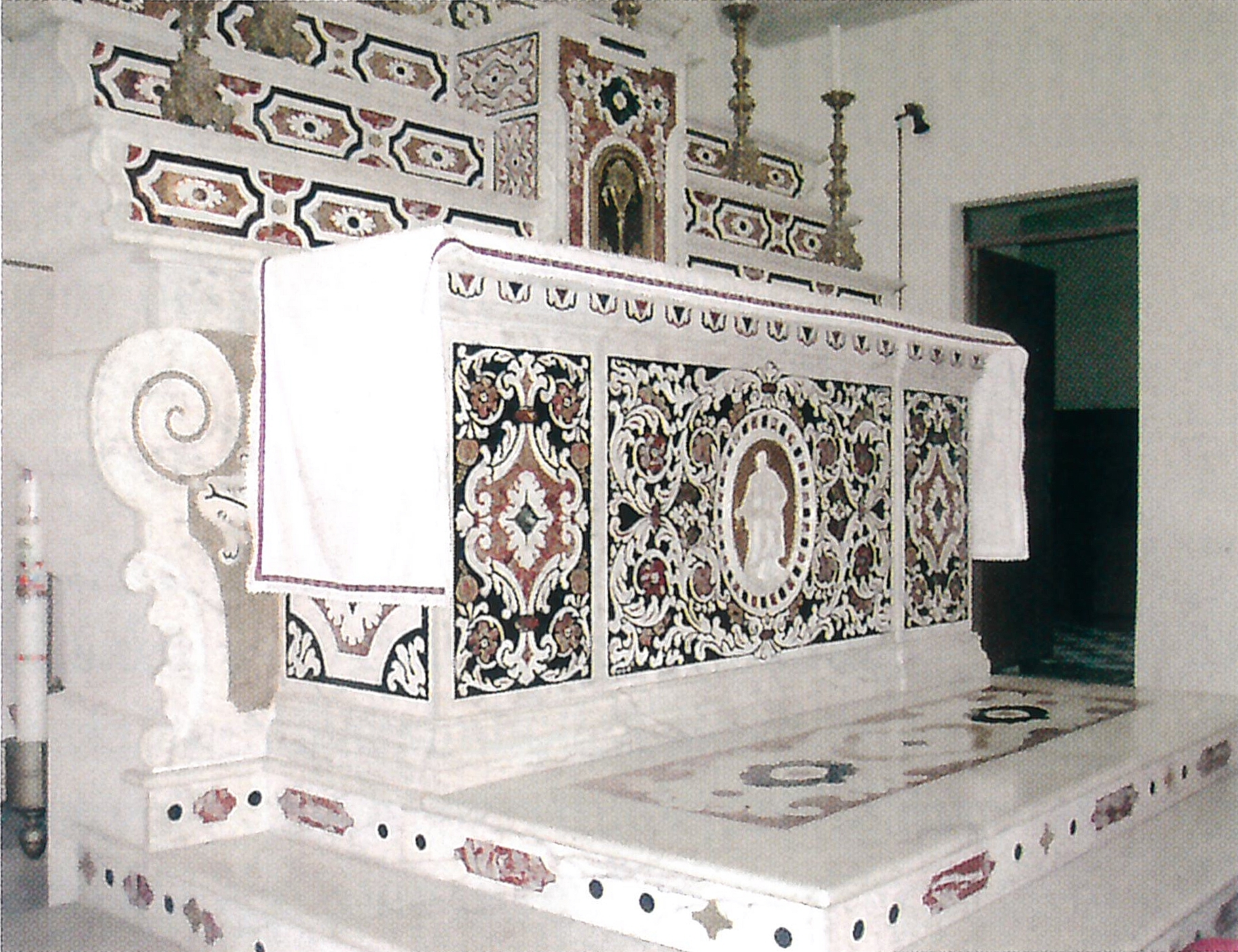 Fig 17, Pirri, parrocchiale di San Pietro Apostolo, presbiterio, altare maggiore, paliotto.