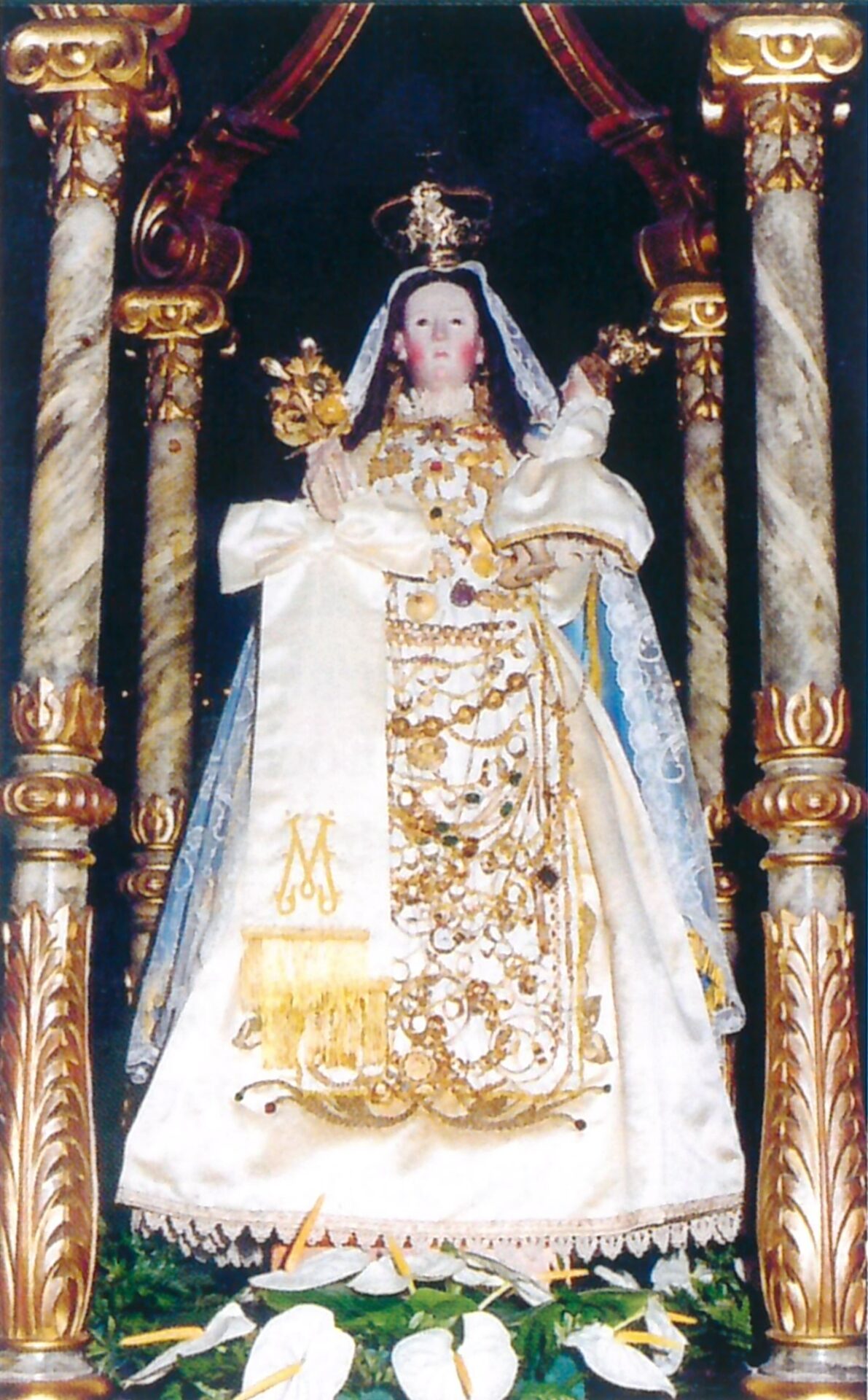 Fig. 1 - PIRRI, Chiesa di S.Pietro, S. Maria Chiara, scultura lignea ”a cannuga” sopravestita, bottega sarda, fine sec. XVI.