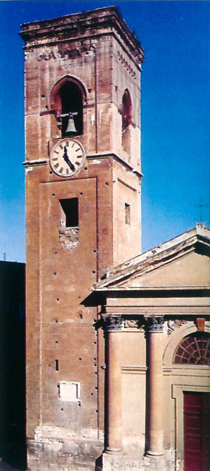 Fig 4, Cagliari, parrocchiale di San Giacomo, campanile (foto tratta da P. Segni Pulvirenti - A. Sari, Architettura tardo gotica e di influsso rinascimentale, Nuoro 1994, p. 38).
