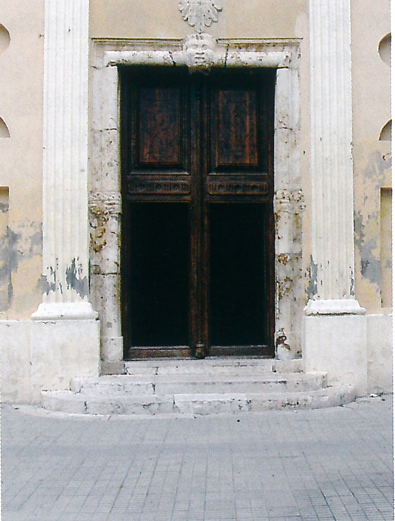Fig 8, Pirri, parrocchiale di San Pietro Apostolo, prospetto principale, portale.