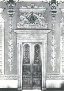 Sala del Consiglio - D. Bruschi: Porta e decorazioni in stucco e in marmo (particolare della parete a Ovest) Foto: Giorgio Biolchini, Cagliari